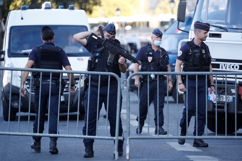 &copy; Reuters. أفراد من رجال الشرطة الفرنسيين حول مجمع المحاكم في وسط باريس قبل لتأمين محاكمة 20 رجلا يشتبه في تورطهم في سلسلة هجمات في مختلف أرجاء باريس عا