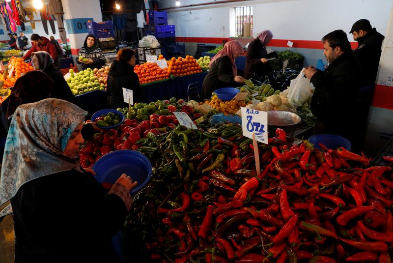 &copy; Reuters.  ９月８日、トルコ中央銀行のカブジェオール総裁は、今年夏の食品価格の上昇率は歴史的なトレンドを大幅に上回ったが、全体のインフレ率は第４・四半期に鈍化基調に入るとの見通しを