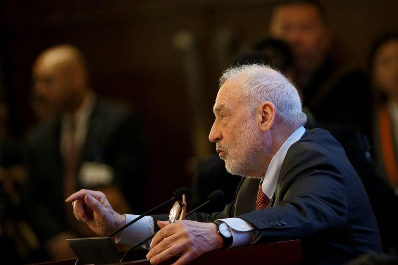 &copy; Reuters. FILE PHOTO: Columbia University Professor Joseph Stiglitz speaks at the China Development Forum in Beijing, China March 24, 2019. REUTERS/Thomas Peter/Pool/File Photo