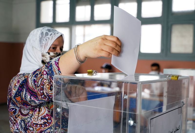 &copy; Reuters. Les Marocains ont commencé à voter ce mercredi pour des élections législatives et locales inaugurant de nouvelles règles électorales susceptibles de limiter le nombre de sièges attribués aux islamistes modérés du Parti de la Justice et du Dével