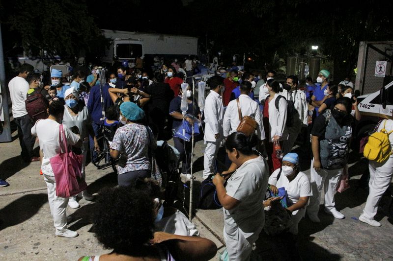 &copy; Reuters. Diverse persone evacuate dall'Ospedale generale in seguito a un terremoto ad Acapulco, in Messico. REUTERS/Stringer