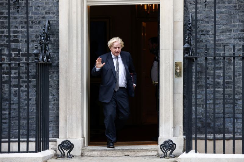 &copy; Reuters. رئيس الوزراء البريطاني يلوح لدى خروجه من داوننج ستريت في لندن بصورة من أرشيف رويترز.