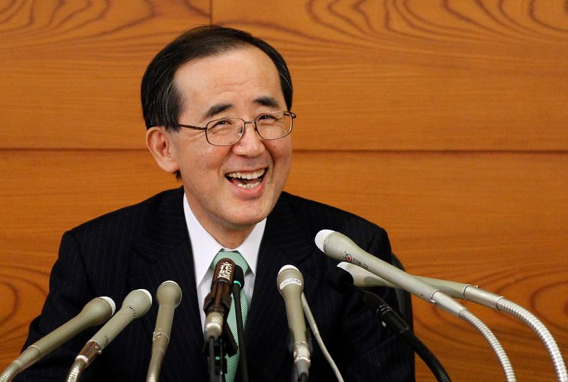 &copy; Reuters. FILE PHOTO: Outgoing Bank of Japan Governor Masaaki Shirakawa smiles during his last news conference as head of the central bank, in Tokyo March 19, 2013. REUTERS/Yuya Shino (JAPAN - Tags: BUSINESS)