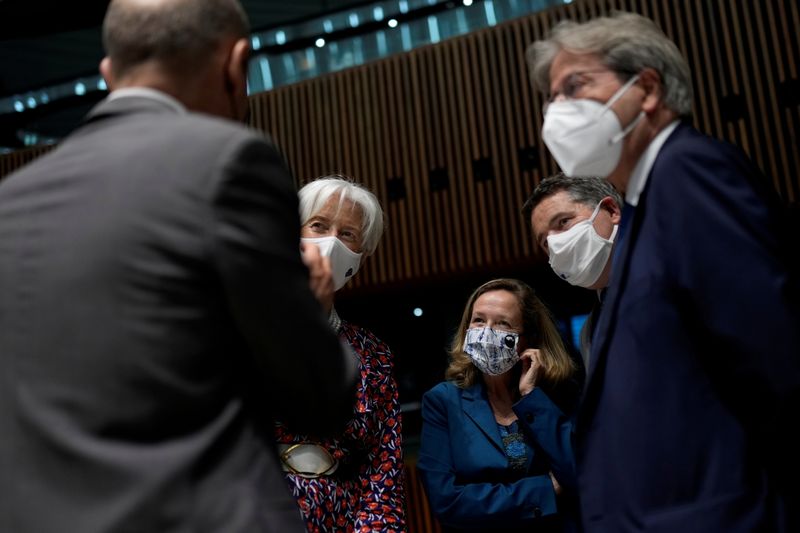 © Reuters. FILE PHOTO: German Finance Minister Olaf Scholz talks to European Central Bank President Christine Lagarde, Spanish Economy Minister Nadia Calvino, Eurogroup president Paschal Donohoe, and European Commissioner for Economy Paolo Gentiloni during a meeting of Eurogroup Finance Ministers at the European Council building in Luxembourg, Luxembourg June 17, 2021. Francisco Seco/Pool via REUTERS