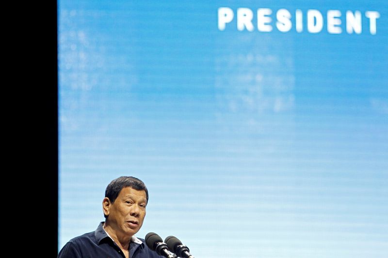 © Reuters. FILE PHOTO: Philippines President Rodrigo Duterte addresses the resident Filipino community at a convention hall in Singapore, April 28, 2018. REUTERS/Feline Lim
