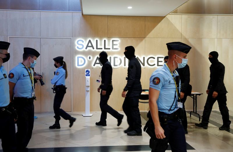 &copy; Reuters. Gendarmes y policías vigilan el tribunal establecido para realizar el juicio contra los ataques de noviembre de 2015 en París, Francia. 8 septiembre 2021. REUTERS/Gonzalo Fuentes
