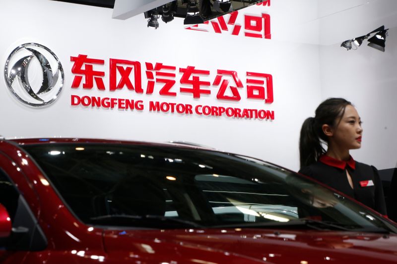 &copy; Reuters. A hostess poses next to Dongfeng Motor Corp A9 sedan at the Auto China 2016 auto show in Beijing, China, April 26, 2016. REUTERS/Kim Kyung-Hoon/Files