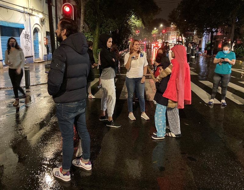 &copy; Reuters. Personas permanecen en la calle tras un sismo que se sintió en Ciudad de México, México,  7 de septiembre, 2021. REUTERS/Andres Stapff