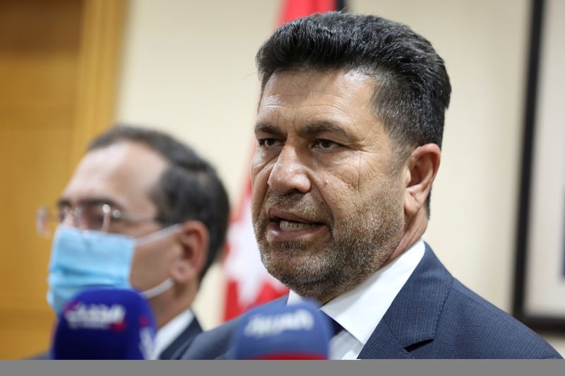 © Reuters. وزير الطاقة في حكومة تصريف الأعمال اللبنانية يتحدث في مؤتمر صحفي في عمان يوم الأربعاء. تصوير: آلاء السخني - رويترز