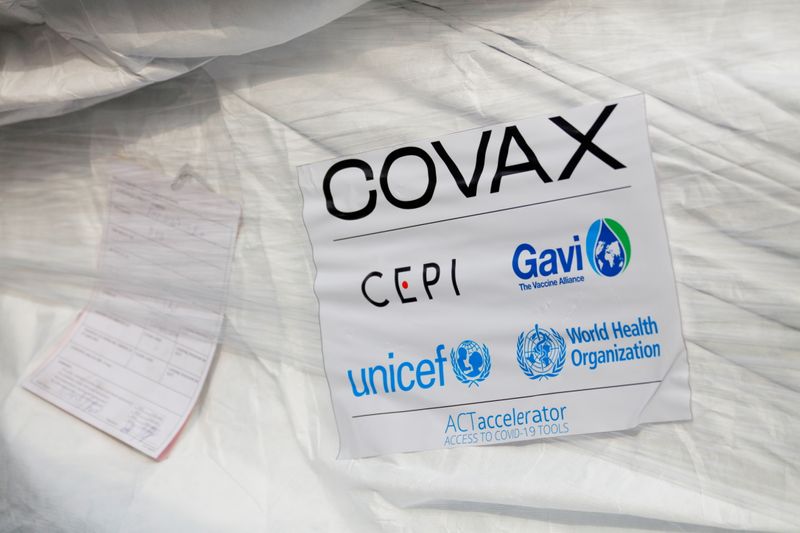 &copy; Reuters. Pacote de vacinas AstraZeneca/Oxford recebidas em Gana sob o esquema de distribuição Covax 
24/02/2021 REUTERS/Francis Kokoroko