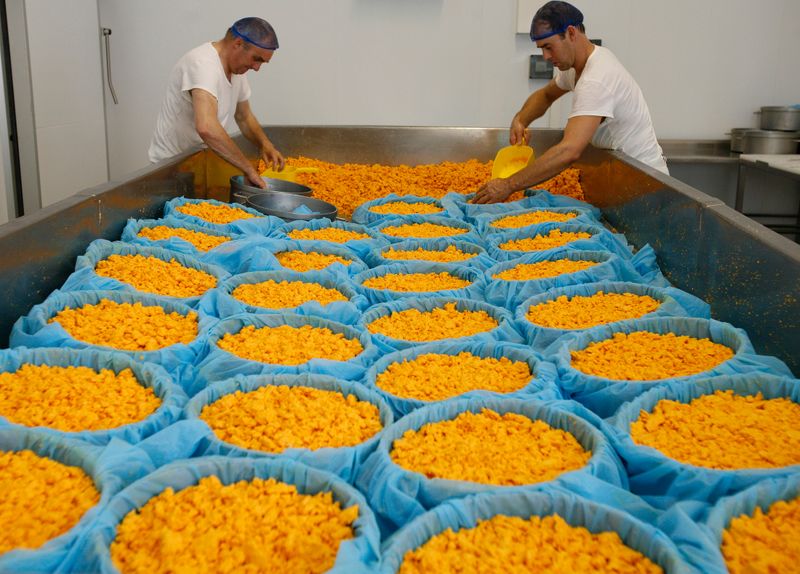 &copy; Reuters. Homens trabalham na produção do queijo Leicester em Upton,  Inglaterra
08/10/2007
REUTERS/Darren Staples 