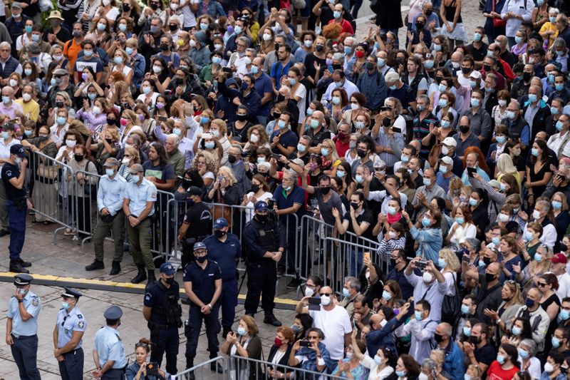 &copy; Reuters. أشخاص يحضرون مراسم تأبين الناشط والموسيقي اليوناني الشهير ميكيس ثيودوراكيس أمام بكاتدرائية متروبوليتان في أثينا يوم الأربعاء. تصوير: الكي