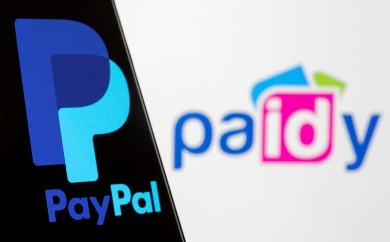 © Reuters. The PayPal logo is seen on a smartphone in front of a displayed Paidy logo in this illustration taken September 8, 2021. REUTERS/Dado Ruvic/Illustration