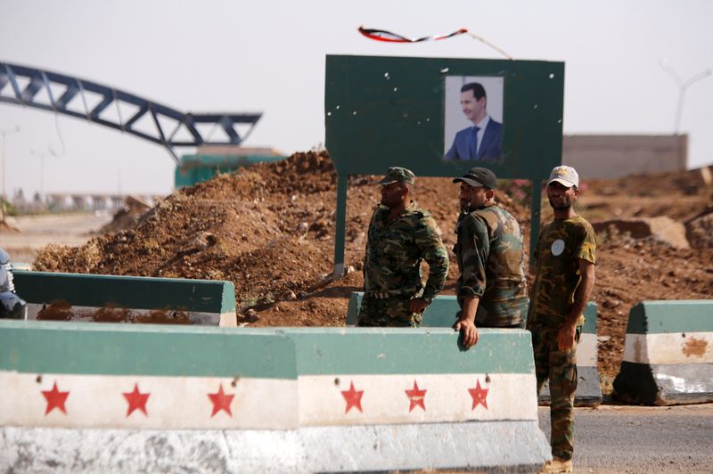 &copy; Reuters. جنود من الجيش السوري عند نقطة تفتيش في درعا. صورة من أرشيف رويترز