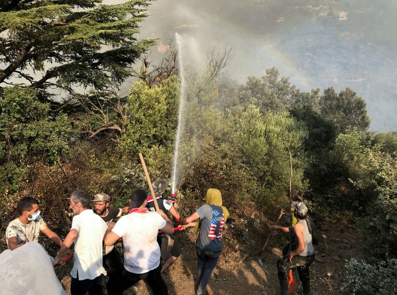 &copy; Reuters. جهود اطفاء الحرائق في جزائر يوم 13 أغسطس آب 2021. رويترز