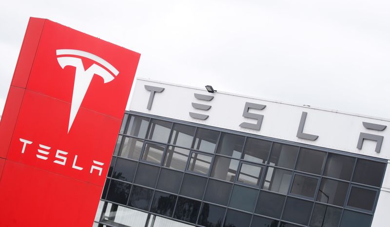 &copy; Reuters. The logo of car manufacturer Tesla is seen at a dealership in London, Britain, May 14, 2021. REUTERS/Matthew Childs