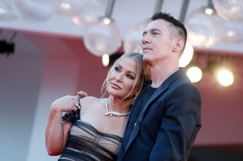 &copy; Reuters. Cantora Anastacia e ator Jonathan Rhys Meyers no tapete vermelho de  "Freaks Out" em Veneza
08/09/2021
REUTERS/Yara Nardi