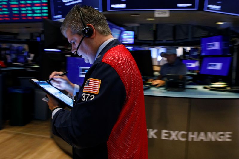 &copy; Reuters. La Bourse de New York a fini en baisse mercredi. L'indice Dow Jones a cédé 0,2%, le S&P-500, plus large, a perdu 0,13% et le Nasdaq Composite 0,57%. /Photo prise le 27 août 2021/REUTERS/Brendan McDermid