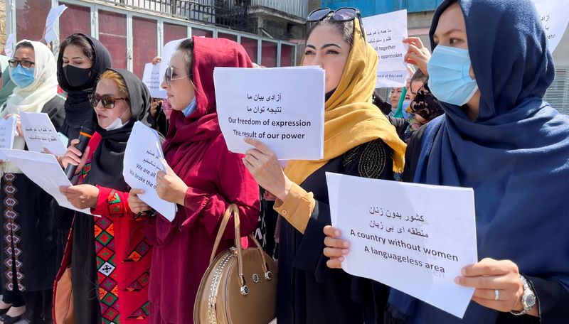 &copy; Reuters. أفغانيات في مظاهرة للدفاع عن حقوق النساء في كابول يوم 3 سبتمبر أيلول 2021. رويترز