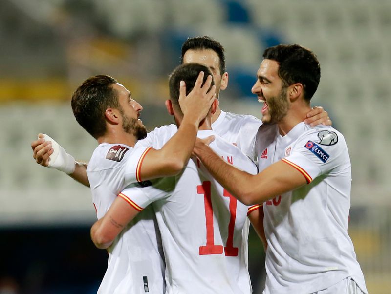 &copy; Reuters. لاعبو منتخب إسبانيا يحتفلون بالتسجيل في مرمى كوسوفو خلال مباراة المنتخبين يوم الأربعاء. رويترز
