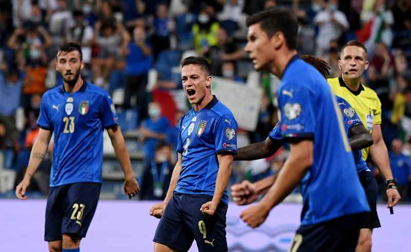 &copy; Reuters. لاعبو منتخب إيطاليا يحتفلون بالتسجيل في مرمى ليتوانيا خلال مباراة المنتخبين يوم الأربعاء. رويترز