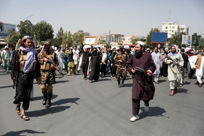 &copy; Reuters. IMAGEN DE ARCHIVO. Soldados talibanes caminan delante de manifestantes en protestas contra Pakistán, en Kabul, Afganistán, Septiembre 7, 2021. WANA (West Asia News Agency) vía REUTERS 