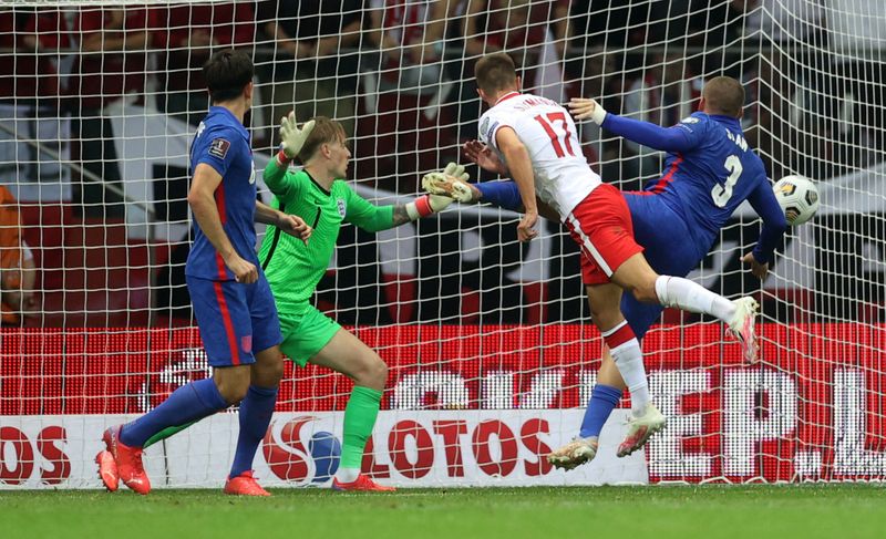 &copy; Reuters. داميان شيمانسكي لاعب بولندا يسجل في مرمى انجلترا خلال مباراة المنتخبين يوم الأربعاء. رويترز