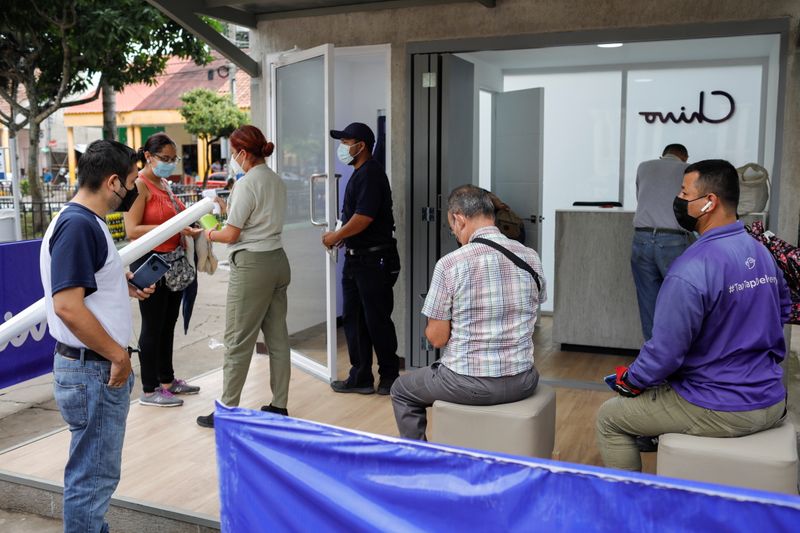 © Reuters. People wait for assistance with the use of bitcoin outside an ATM location of Chivo, a bitcoin digital wallet that the Salvadoran government launched for the use of the cryptocurrency as a legal tender, in Santa Tecla, El Salvador, September 8, 2021. REUTERS/Jose Cabezas