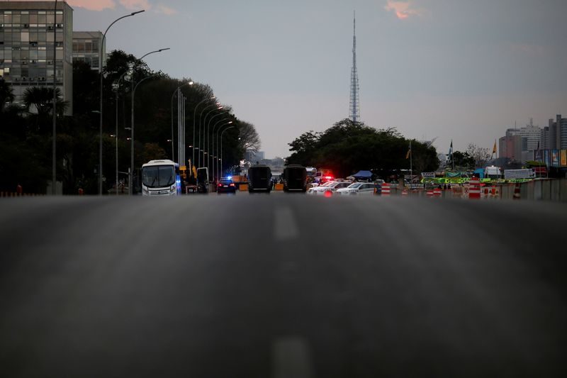 &copy; Reuters. Police officers stands next to a blockade to bar Access to the Brazil's Supreme Court headquarters for the truck drivers and supporters of the Brazil's President Jair Bolsonaro during a protest in Brasilia, Brazil, September 8, 2021. REUTERS/Adriano Macha