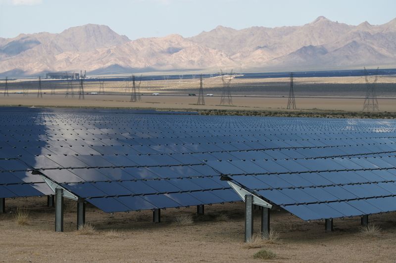 © Reuters. Solar panels are seen at the Desert Stateline project near Nipton, California, U.S. August 16, 2021.   REUTERS/Bridget Bennett