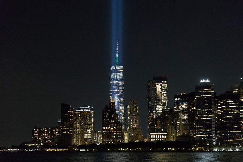 © Reuters. The tribute in lights is tested before the 20th anniversary of the September 11 attacks in New York City, New York, U.S., September 7, 2021.  REUTERS/Bjoern Kils/New York Media Boat