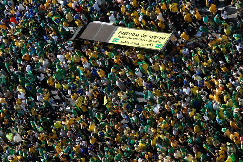 &copy; Reuters. FILE PHOTO: Supporters of Brazilian President Jair Bolsonaro gather to back the far-right leader in his dispute with the Supreme Court, in Sao Paulo, Brazil, September 7, 2021. REUTERS/Amanda Perobelli