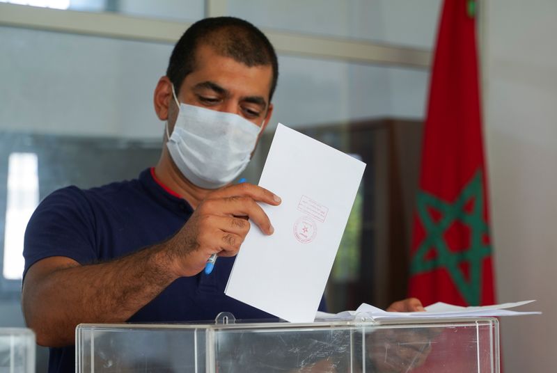 &copy; Reuters. رجل يضع بطاقة الاقتراع في صندوق في الانتخابات البرلمانية والمحلية في الدار البيضاء بالمغرب يوم الأربعاء. تصوير: عبد الحق بلحقي - رويترز.