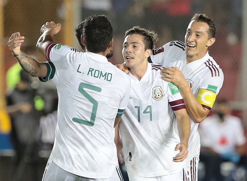 &copy; Reuters. جيسوس كورونا لاعب المكسيك يحتفل بتسجيل هدف التعادل مع ليل الأربعاء في تصفيات كأس العالم لكرة القدم بأمريكا الشمالية والوسطى والكاريبي (الك