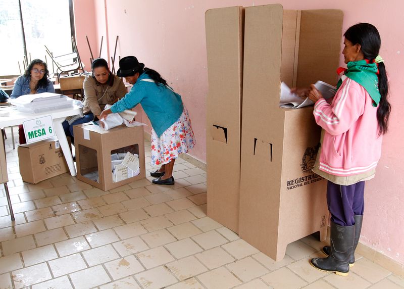 &copy; Reuters. Foto de archivo. Una mujer se prepara a votar durante las elecciones para elegir congresistas en Toribio, departamento del Cauca, Colombia, 9 de marzo, 2014. REUTERS/Jaime Saldarriaga