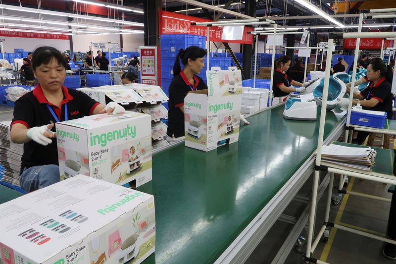 &copy; Reuters. FOTO DE ARCHIVO: Empleados trabajan en la línea de producción del fabricante estadounidense de productos infantiles y juguetes Kids II Inc. en una fábrica en Jiujiang