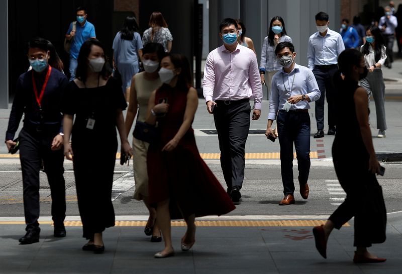 &copy; Reuters. FILE PHOTO: Office workers spend their lunch breaks at the central business district during the coronavirus disease (COVID-19) outbreak in Singapore September 8, 2021. REUTERS/Edgar Su