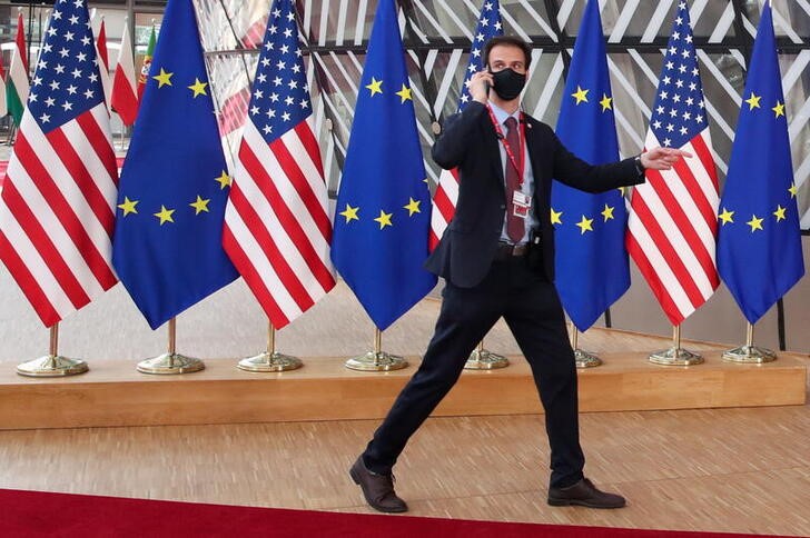 &copy; Reuters. FILE PHOTO: A security guard walks near EU and U.S. flags, before the EU-US summit, in Brussels, Belgium June 15, 2021. REUTERS/Yves Herman