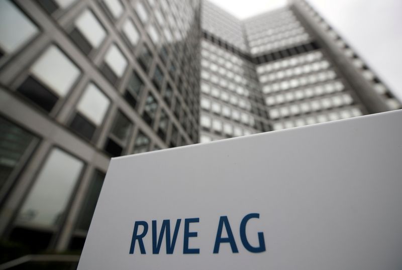&copy; Reuters. FILE PHOTO: The headquarters of the German power supplier RWE is pictured in Essen, Germany, April 24, 2018. REUTERS/Wolfgang Rattay