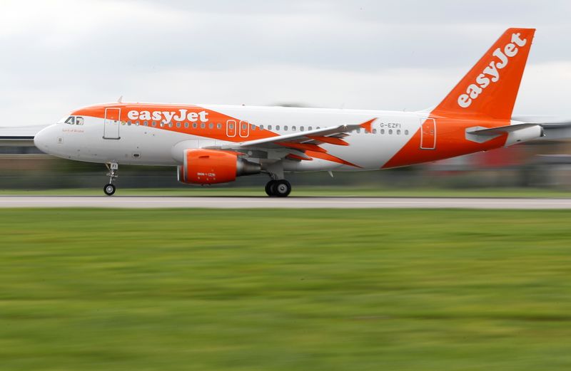 &copy; Reuters. Un avión Airbus de Easyjet despega de la pista sur del aeropuerto de Gatwick en Crawley, Reino Unido, 25 de agosto de 2021. REUTERS/Peter Nicholls