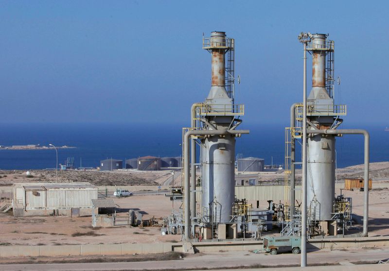 محتجون يمنعون ناقلة من تحميل النفط بميناء الحريقة الليبي