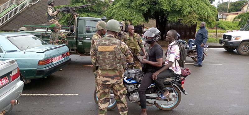 &copy; Reuters. جنود يقيمون نقطة تفتيش بعد الإطاحة برئيس غينيا ألفا كوندي في حي كالوم في كوناكري يوم السادس من سبتمبر أيلول 2021. صورة لرويترز. تحظر إعادة بيع 