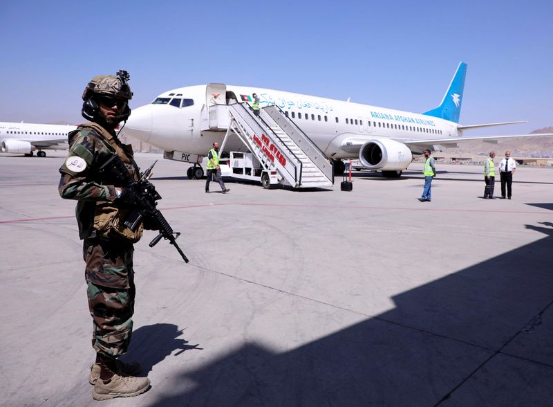 &copy; Reuters. أحد أفراد قوات طالبان يقف للحراسة بالقرب من طائرة جاءت من قندهار وهبطت في مطار حامد كرزاي الدولي في كابول يوم الخامس من سبتمبر أيلول 2021. صورة