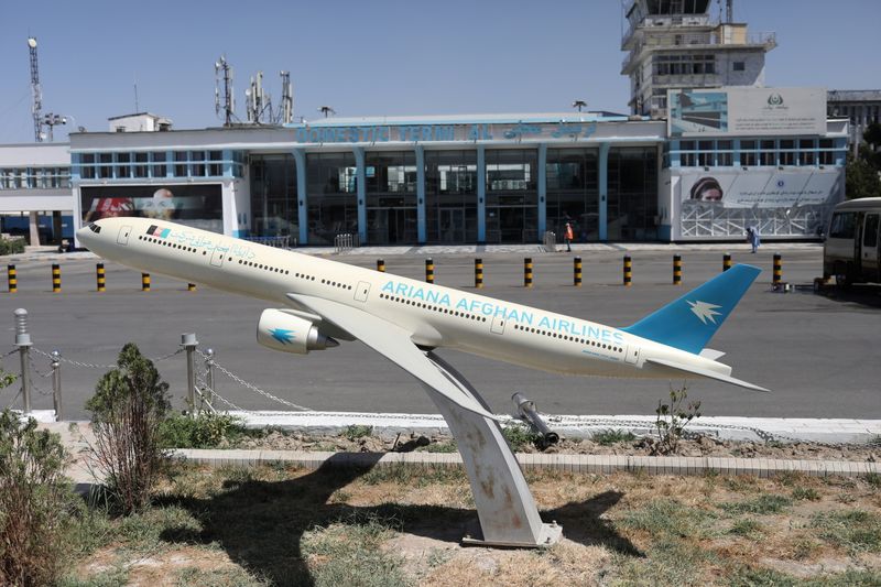 © Reuters. نموذج صغير لطائرة تابعة لشركة الطيران الأفغانية اريانا أمام مطار كابول الدولي في صورة التقطت يوم الخامس من سبتمبر أيلول 2021. صورة من وكالة أنباء غرب آسيا وحصلت عليها رويترز من طرف ثالث.