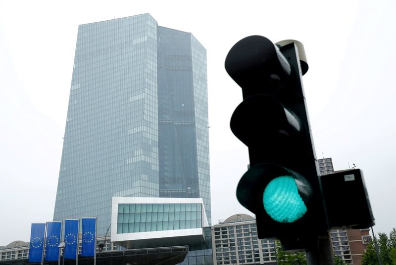 &copy; Reuters. Un semaforo davanti alla sede centrale della Bce a Francoforte. REUTERS/Ralph Orlowski