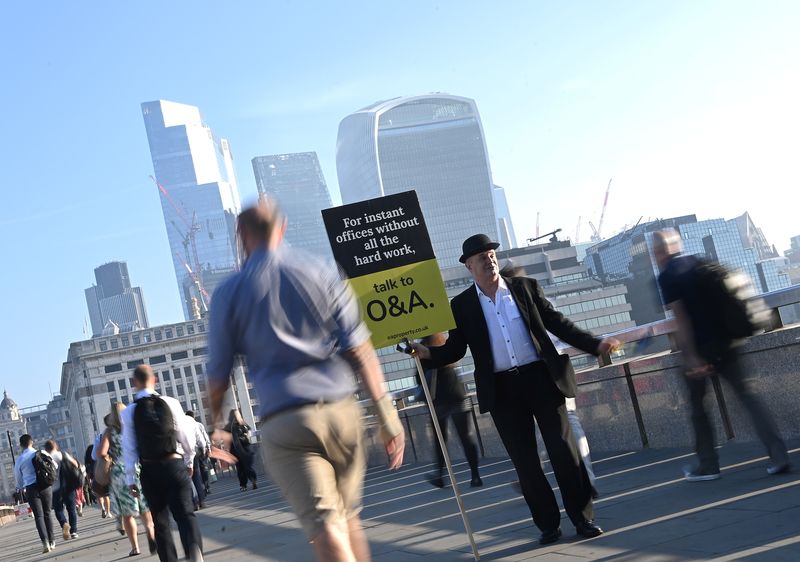 &copy; Reuters. Diversi impiegati attraversano il London Bridge per raggiungere il distretto finanziario della City of London. REUTERS/Toby Melville