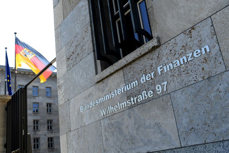 © Reuters. مقر وزارة المالية الألمانية في برلين التي داهمها ممثلو ادعاء في إطار تحقيق بشأن عرقلة وكالة مكافحة غسل الأموال سير العدالة يوم الخميس. تصوير: أنيجيريت هيلزه - رويترز
