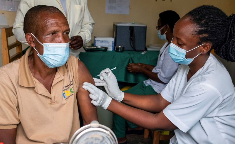 &copy; Reuters. Hombre recibe vacuna contra el coronavirus en Hospital Masaka, Kigali, Ruanda, 5 marzo 2021.
REUTERS/Jean Bizimana/ 