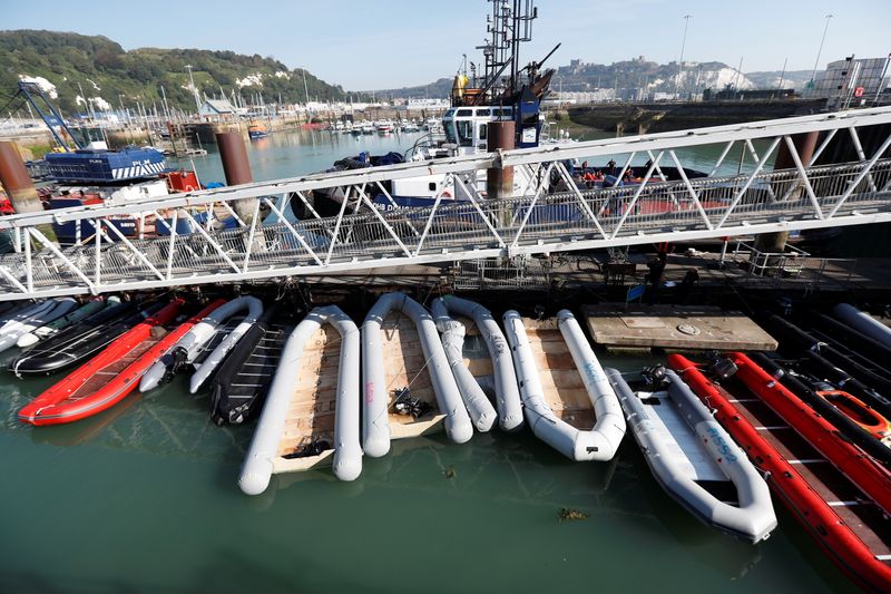 &copy; Reuters. Imagen de archivo de botes inflables usados por inmigrantes para cruzar el Canal de la Mancha en la bahía de Dover, Reino Unido. 8 de septiembre, 2021. REUTERS/Peter Nicholls/Archivo