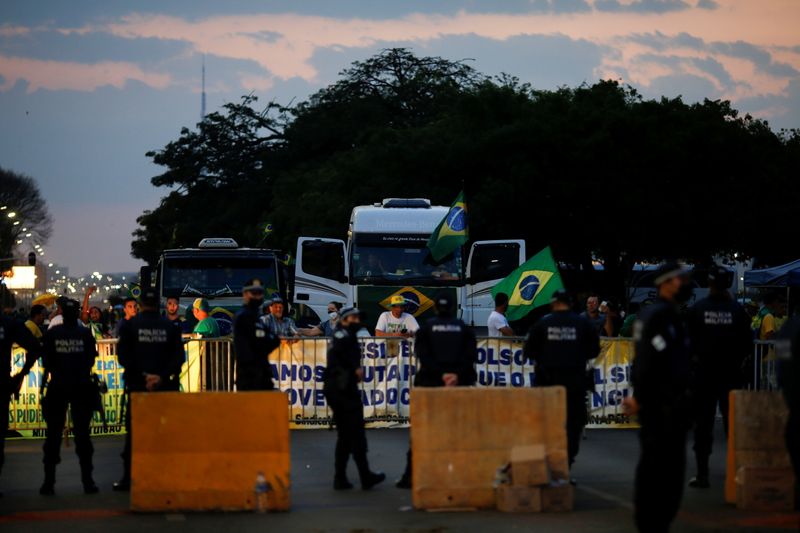 &copy; Reuters. Foto del miércoles de agentes de la policía junto a una manifestación de los camioneros en Brasilia. 
Sep 8, 2021. REUTERS/Adriano Machado